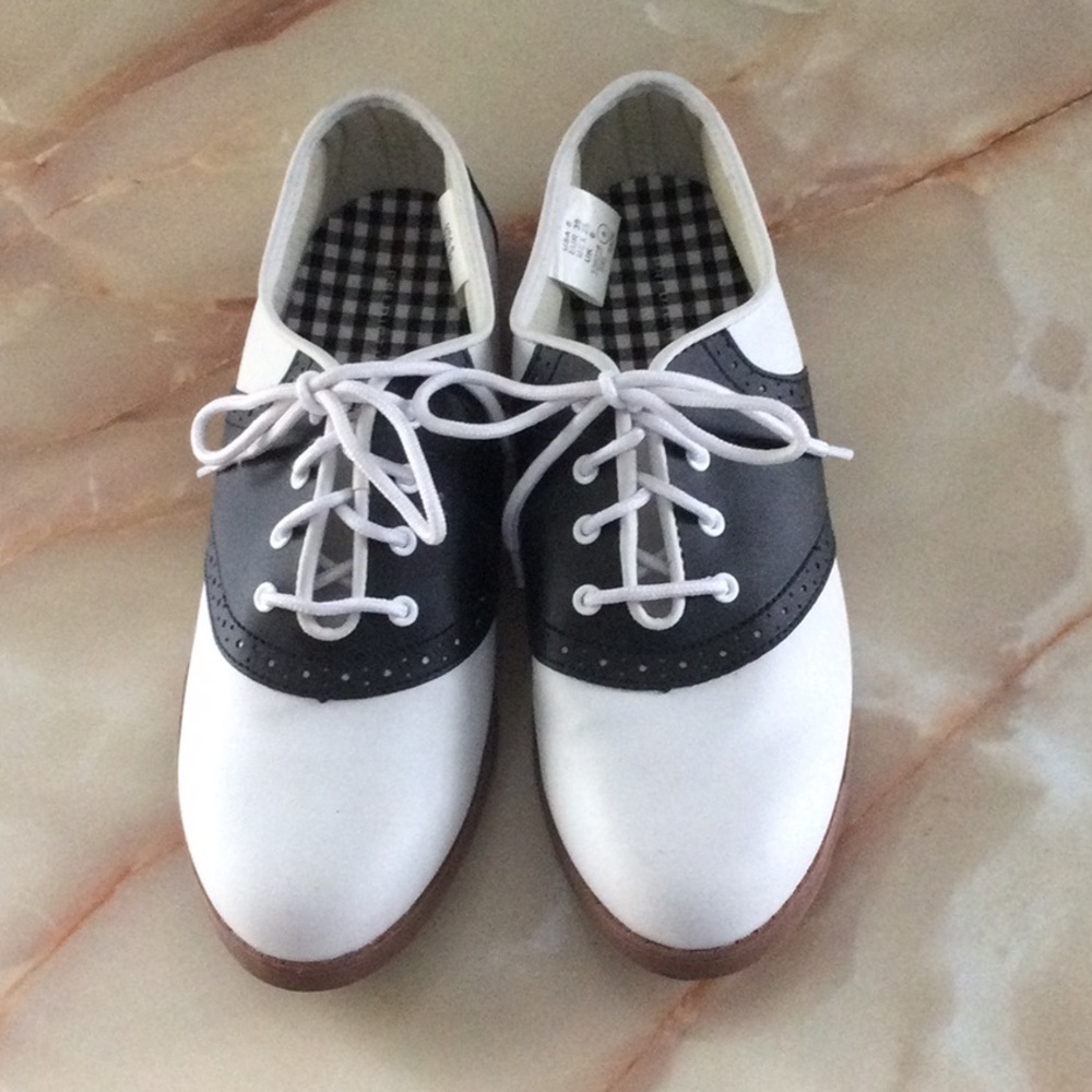 Girls/woman’s saddle shoes, size 8
